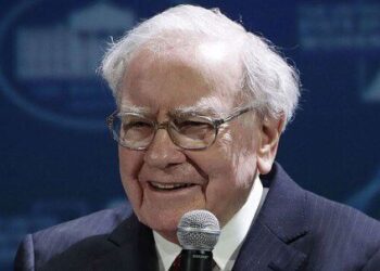 Các nhà đầu tư quay lưng với nhiên liệu hóa thạch, Warren Buffett chớp thời cơ gom thêm món hời