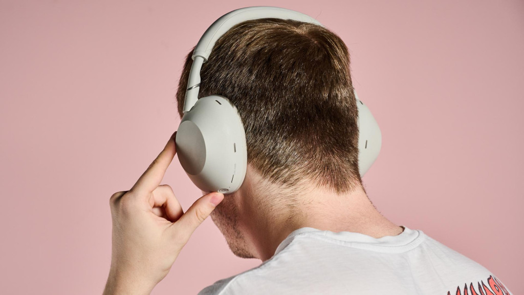 so sanh chat luong chong on giua sony wh 1000xm6 va sennheiser momentum 4 wireless 1