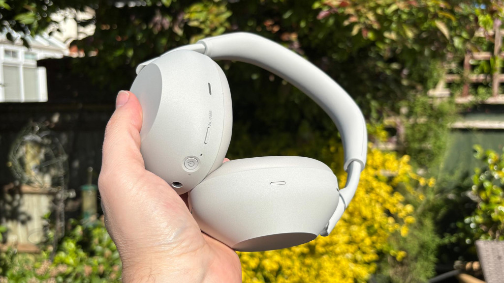 so sanh chat luong chong on giua sony wh 1000xm6 va sennheiser momentum 4 wireless 2